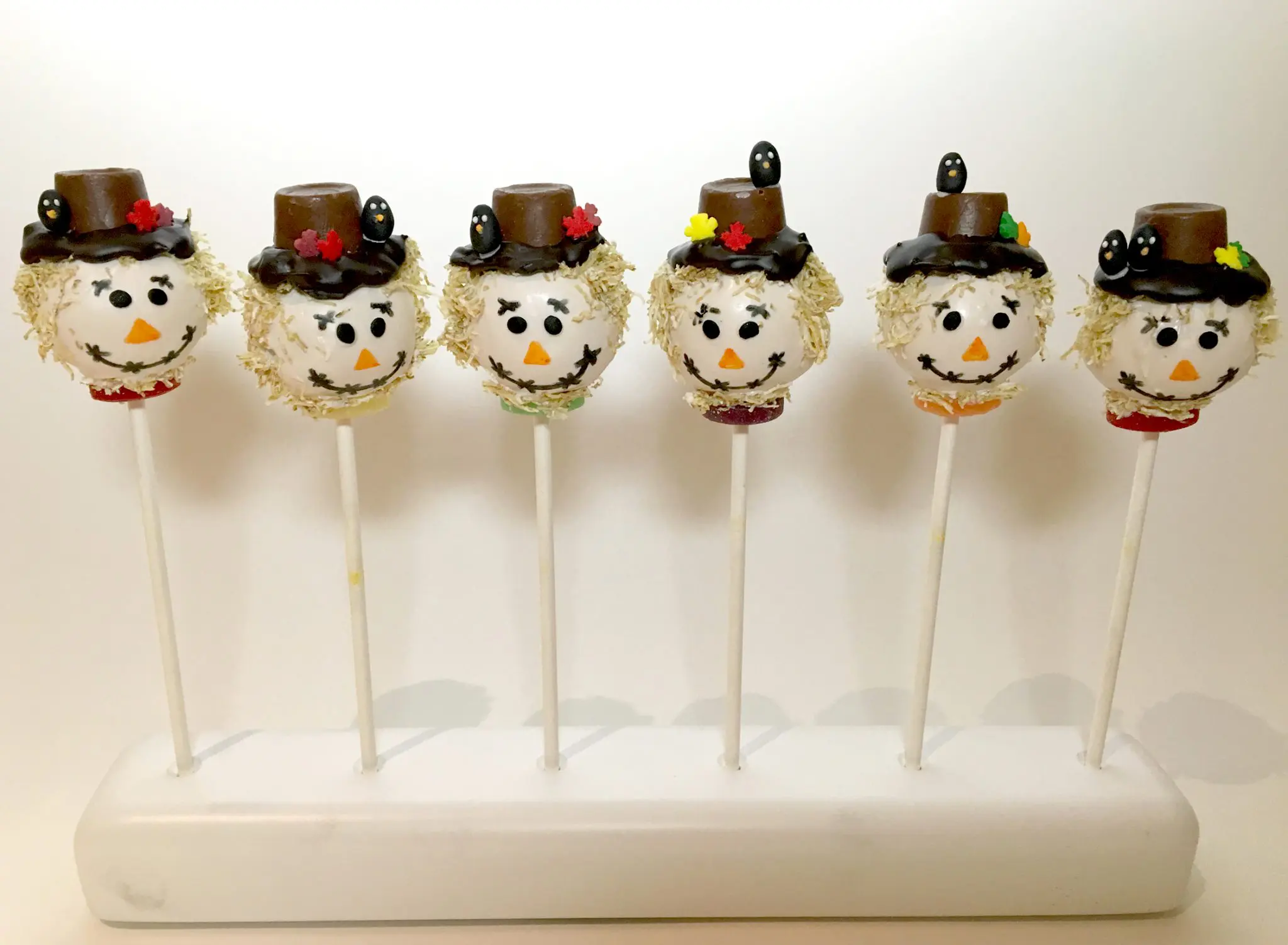 Thanksgiving is this weekend!! Make these adorable turkey cake pops using  @mylittlecakepopmolds Snowman Mold! You can repurpose the shape…